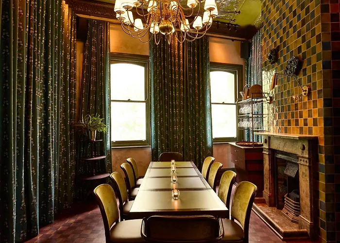 In Luxury hotels Harry, An Ascend Collection